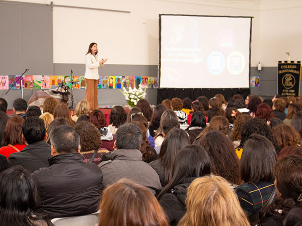 Soledad Garces da charla a apoderados de los colegios SIP