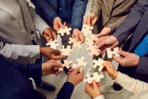 Manos unidas de diferentes personas simbolizando la inclusión en un entorno escolar en Chile.