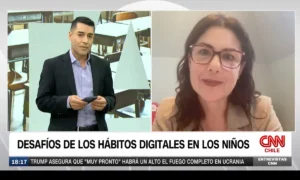 Entrevista de CNN Chile sobre los desafíos de los hábitos digitales en los niños, mostrando un presentador y una experta remota.