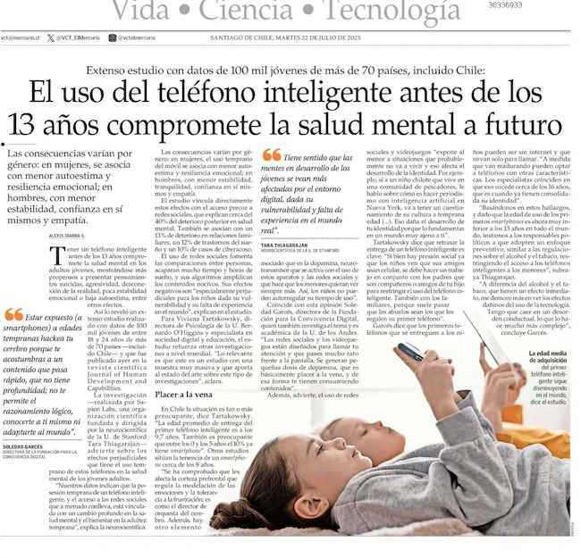 Recorte de noticia de El Mercurio: "El uso del teléfono inteligente antes de los 13 años compromete la salud mental a futuro" con imagen de smartphone