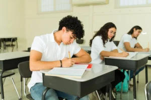 Estudiante recibiendo apoyo en actividades de la vida diaria dentro del colegio