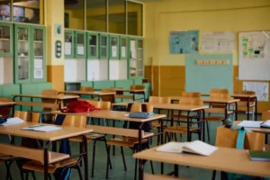 Sala de clases vacía en colegio chileno que refleja los desafíos de la inclusión educativa