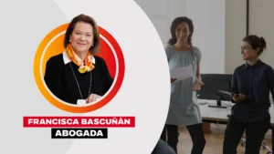 Equipo educativo planificando tareas de cierre del año escolar en un ambiente colaborativo