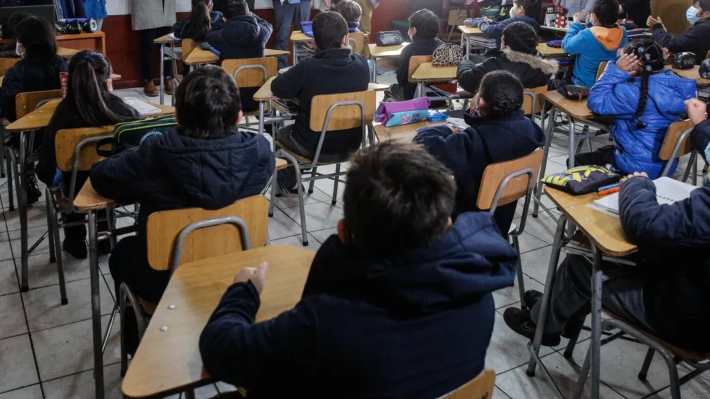 Estudiantes en sala de clases sin celulares durante clases en colegio chileno