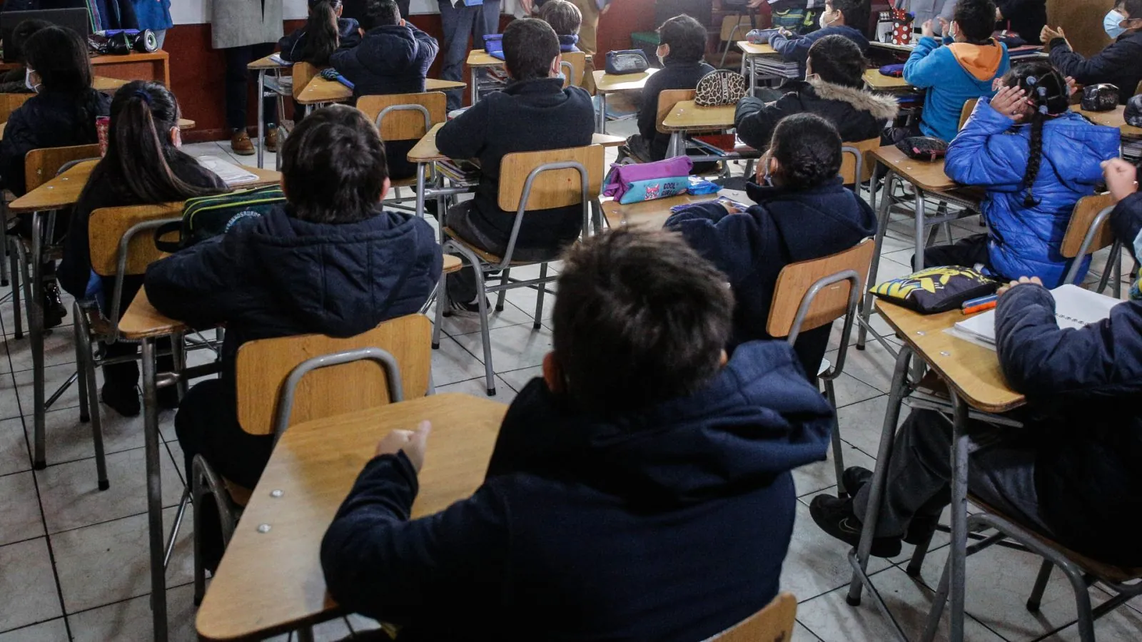Estudiantes en sala de clases sin celulares durante clases en colegio chileno