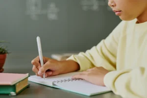 Estudiante firmando carta de compromiso para el uso responsable de celulares en jornada escolar