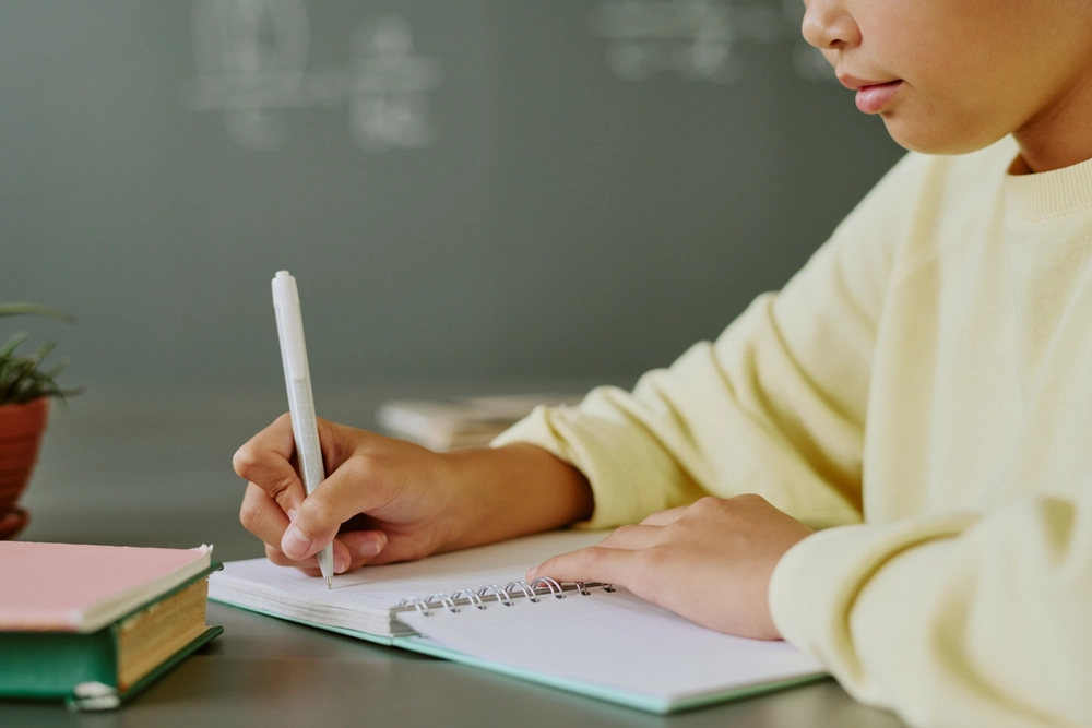 Estudiante firmando carta de compromiso para el uso responsable de celulares en jornada escolar