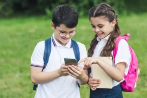 Estudiantes en recreo escolar usando celulares – impacto en la concentración según la ciencia
