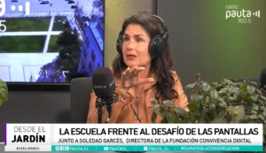 Soledad Garcés directora Fundación Convivencia Digital explicando normativa uso celulares en colegios